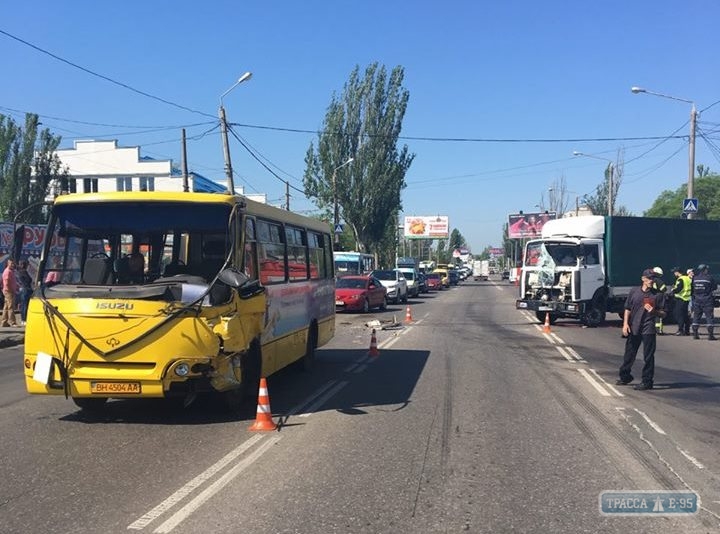 Грузовик врезался в маршрутку в Одессе: пострадали три человека (фото)