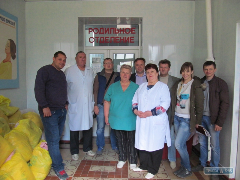 Предприниматели передали 400 кг новой детской одежды в школы и больницу на севере Одесщины