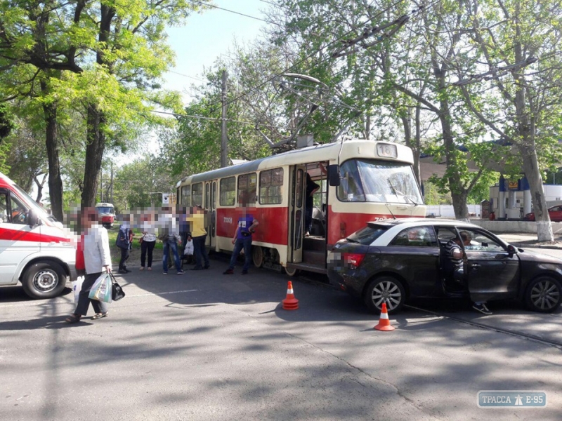 Иномарка столкнулась с трамваем на Фонтане в Одессе