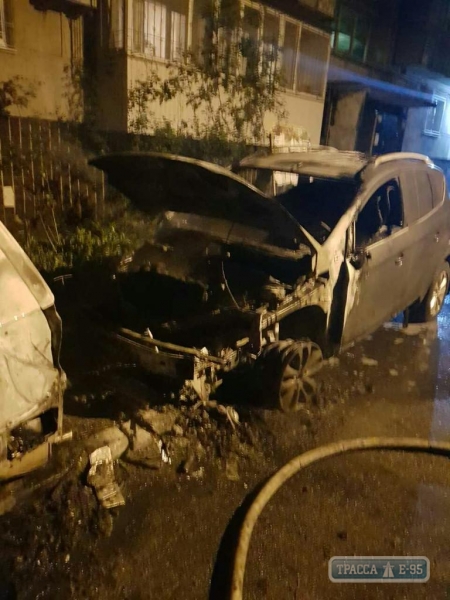 Два автомобиля горели ночью на Сегедской в Одессе