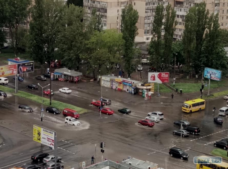 Сильный ливень с градом прошел в Одессе (фото, видео)