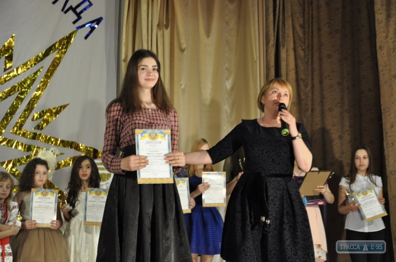 Школьница победила в конкурсе талантов, исполнив песню Тины Кароль на языке жестов (видео)
