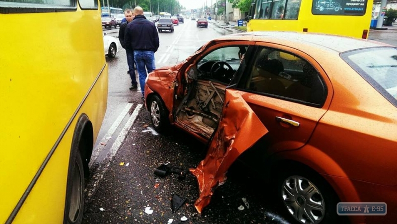 Маршрутка побила две легковушки на Пересыпи в Одессе