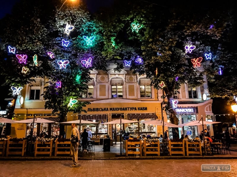 Светящиеся бабочки и огромные фрукты украсили Дерибасовскую в Одессе (фото)
