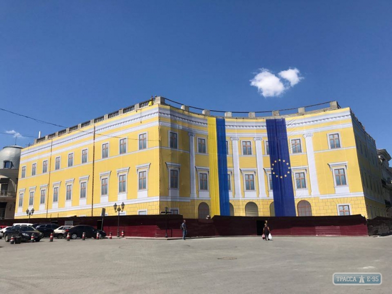 Флаги Украины и Евросоюза появились на здании возле Дюка в Одессе (фото)