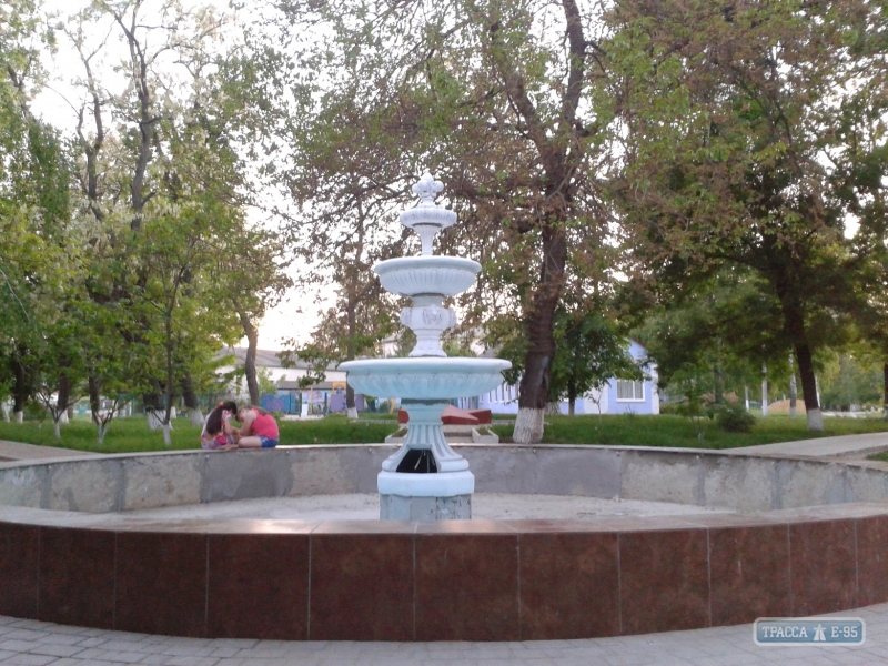 Власти Захаровки реконструируют единственный в поселке фонтан (фото)