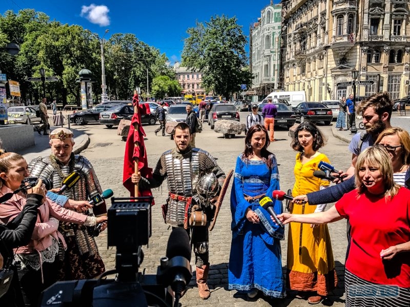 Средневековые рыцари и танцовщицы прошлись по Дерибасовской в Одессе (фото, видео)