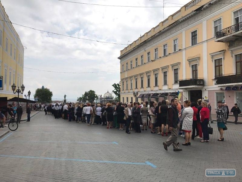 Одесситы выстроились в очередь на Приморском бульваре для встречи с президентом