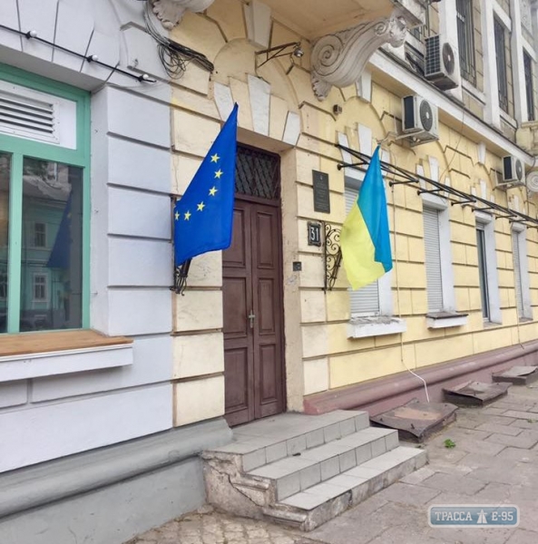 Визит президента: на улицах Одессы повесили флаги Украины и Евросоюза (фото)