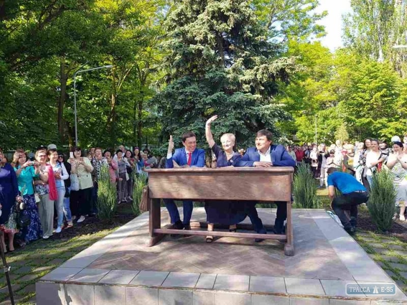 Первый в Украине памятник школьной парте появился в поселке под Одессой