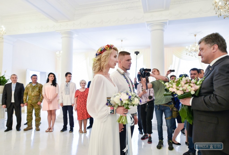 Порошенко посетил свадьбу бойца АТО и подарил ему квартиру в Одессе (видео)