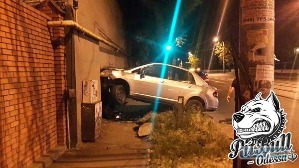 Автомобиль врезался в стену на Фонтане в Одессе (фото)