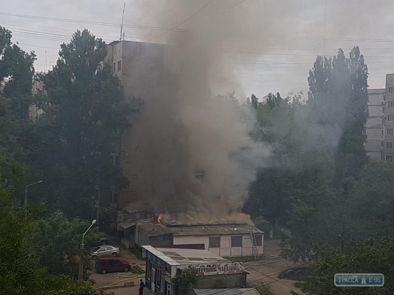 На Таирова в Одессе горел магазин (фото, видео)