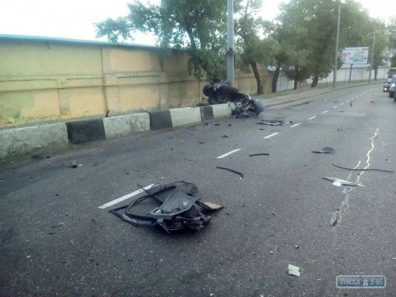 В Одессе автомобилист на скорости врезался в столб: машина разлетелась, пассажир погиб