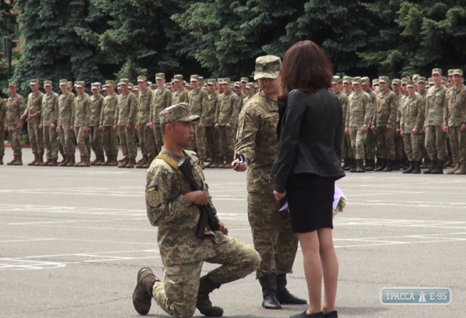 В Одессе солдат во время принятия присяги сделал предложение возлюбленной 