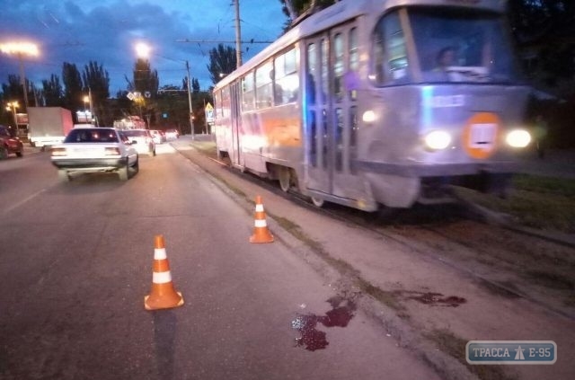 Трамвай сбил молодого мужчину в Одессе