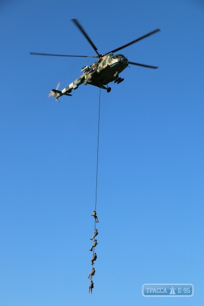 Одесские курсанты отработали беспарашютное десантирование с вертолета (фото)