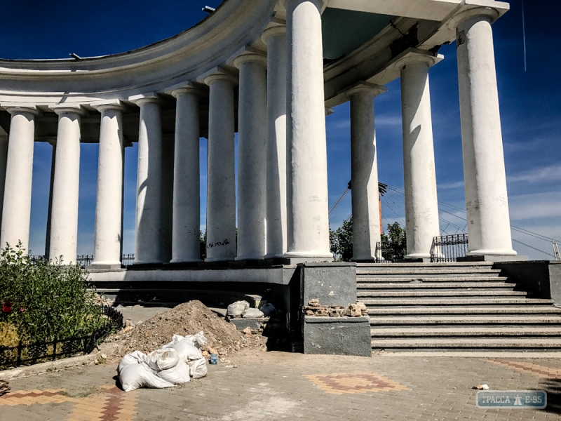 Рабочие приступили к реставрации Воронцовской колоннады в Одессе (фото)