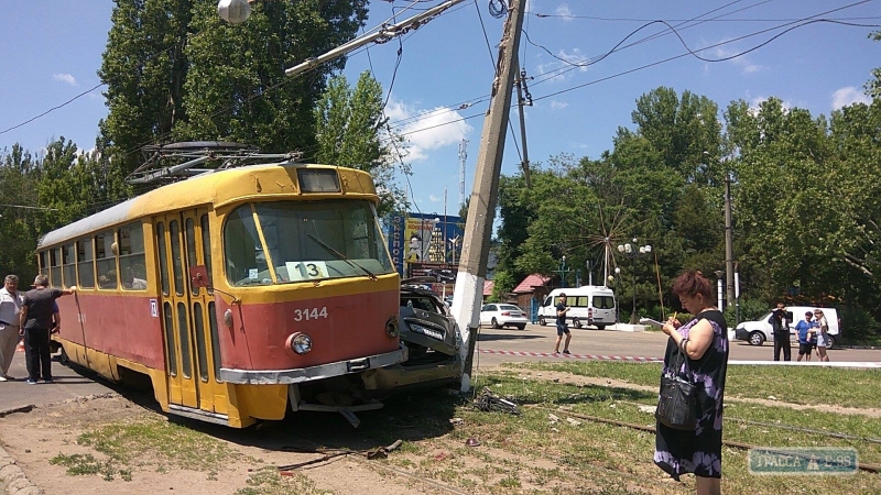 Трамвай, заполненный пассажирами, вдавил большой внедорожник в столб (фото) 