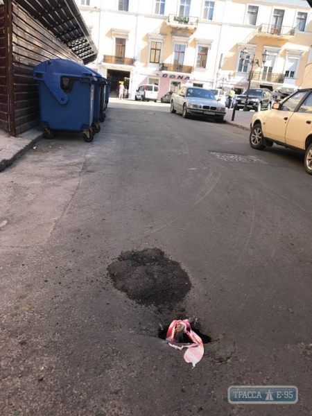 В Воронцовском переулке в Одессе на дороге образовался провал (фото)