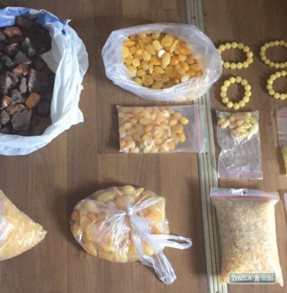 Таможенники задержали 4,5 кг янтаря на паромной переправе в Черноморске