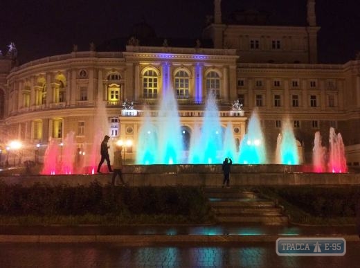 Фонтан возле Одесской оперы заиграет разноцветными огнями
