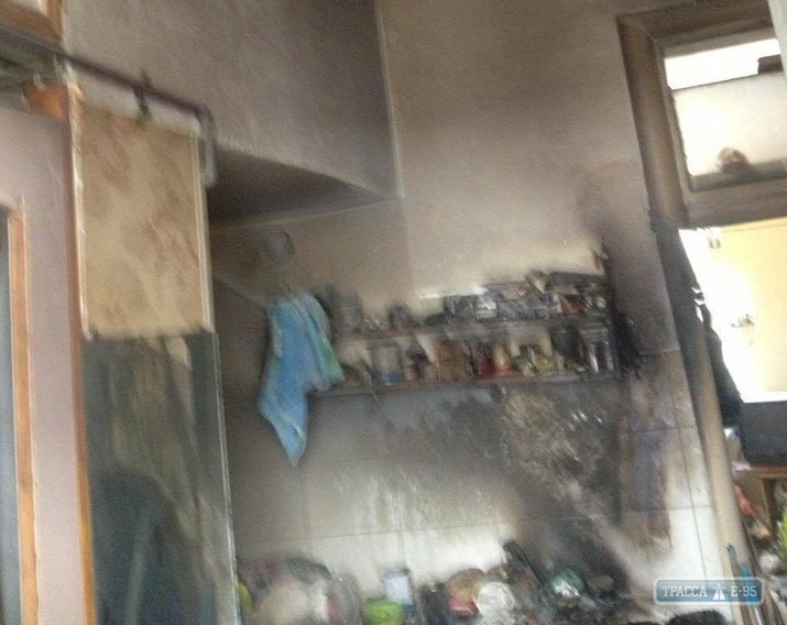 Двое участников АТО спасли одессита из горящей квартиры и потушили пожар (фото)