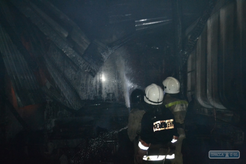 Масштабный пожар произошел на СТО под Одессой: пострадали два грузовика