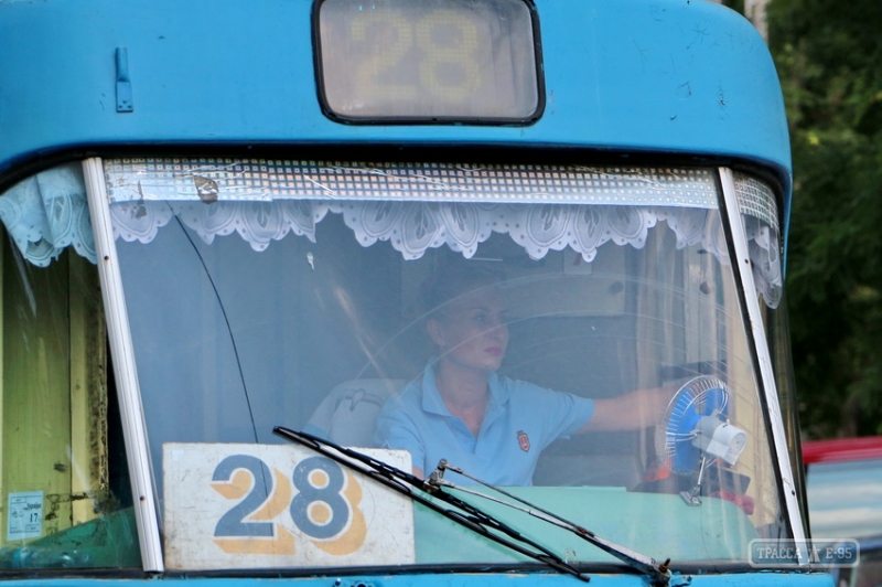 Водителей одесских трамваев и троллейбусов переодели в новую униформу (фото) 