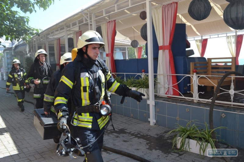 Пожар в одесской Аркадии: пламя тушили 25 спасателей, никто не пострадал (фото)