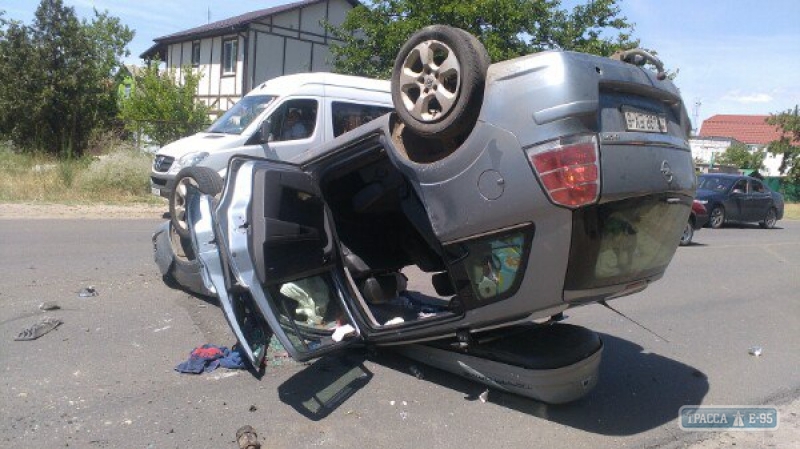Автомобиль перевернулся в результате ДТП под Одессой (фото)