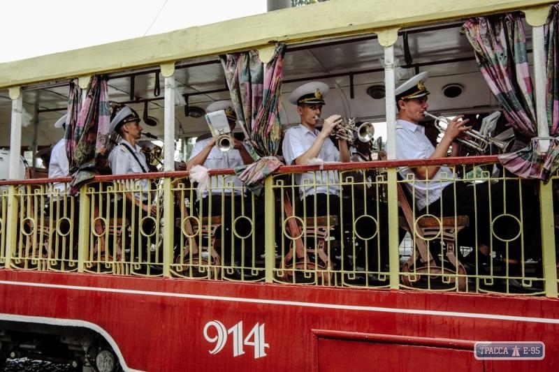 По Одессе колесил ретро-трамвай с военно-морским оркестром в салоне (фото, видео)