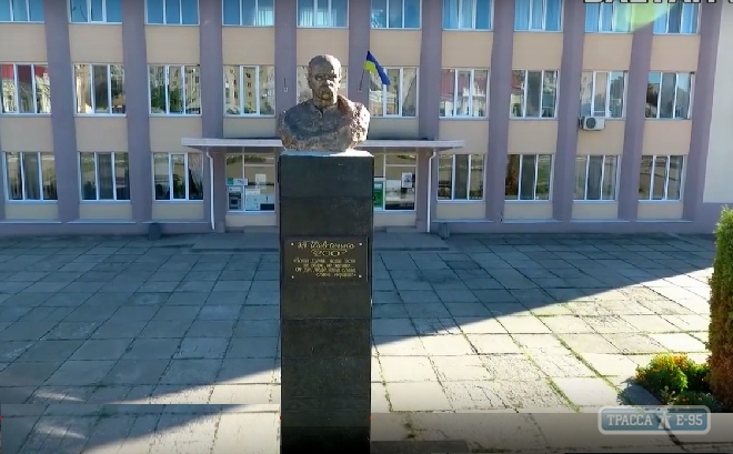 Власти Балты предлагают снести памятник Шевченко и заменить похожий на российский флаг города