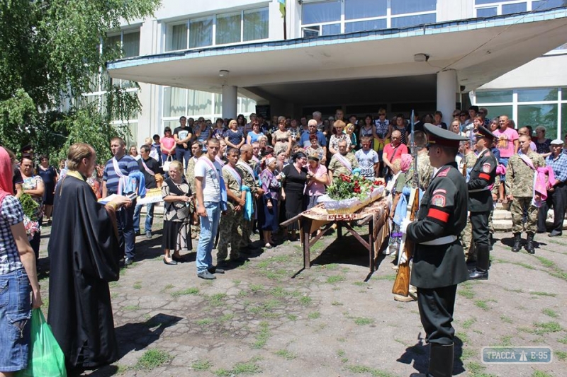 Жители Окнянского района на коленях прощались с погибшей в АТО 23-летней военнослужащей