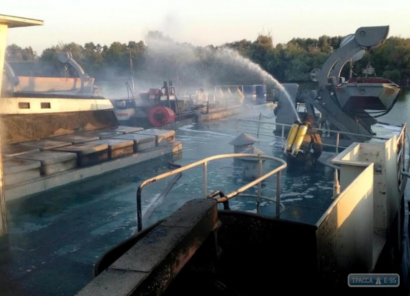 Грузовое судно загорелось на судоремонтном заводе в Одесской области (фото)
