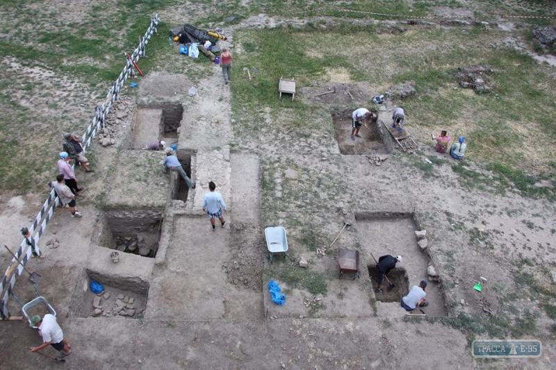 Археологи нашли на территории Аккерманской крепости керамику, украшения, фрески и монеты