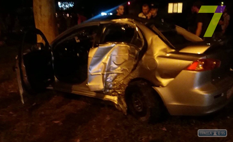 Автомобиль сбил пешехода на Таирова в Одессе и врезался в дерево (видео)