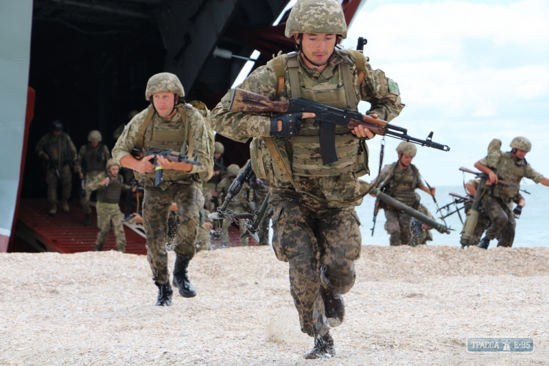 Учения «Си бриз»: бойцы десантируются с вертолетов и штурмуют укрепления противника (фото)