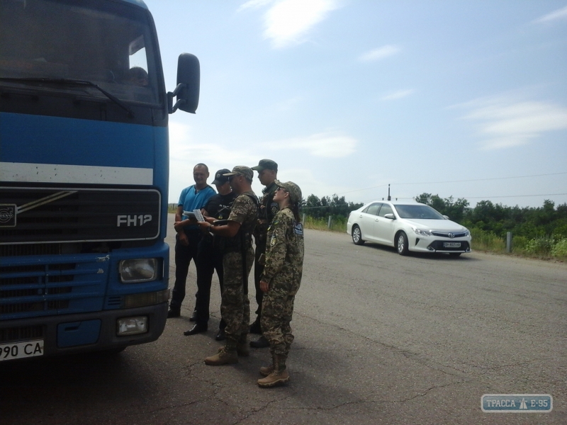 Активисты начали борьбу с перегруженными фурами на севере Одесской области