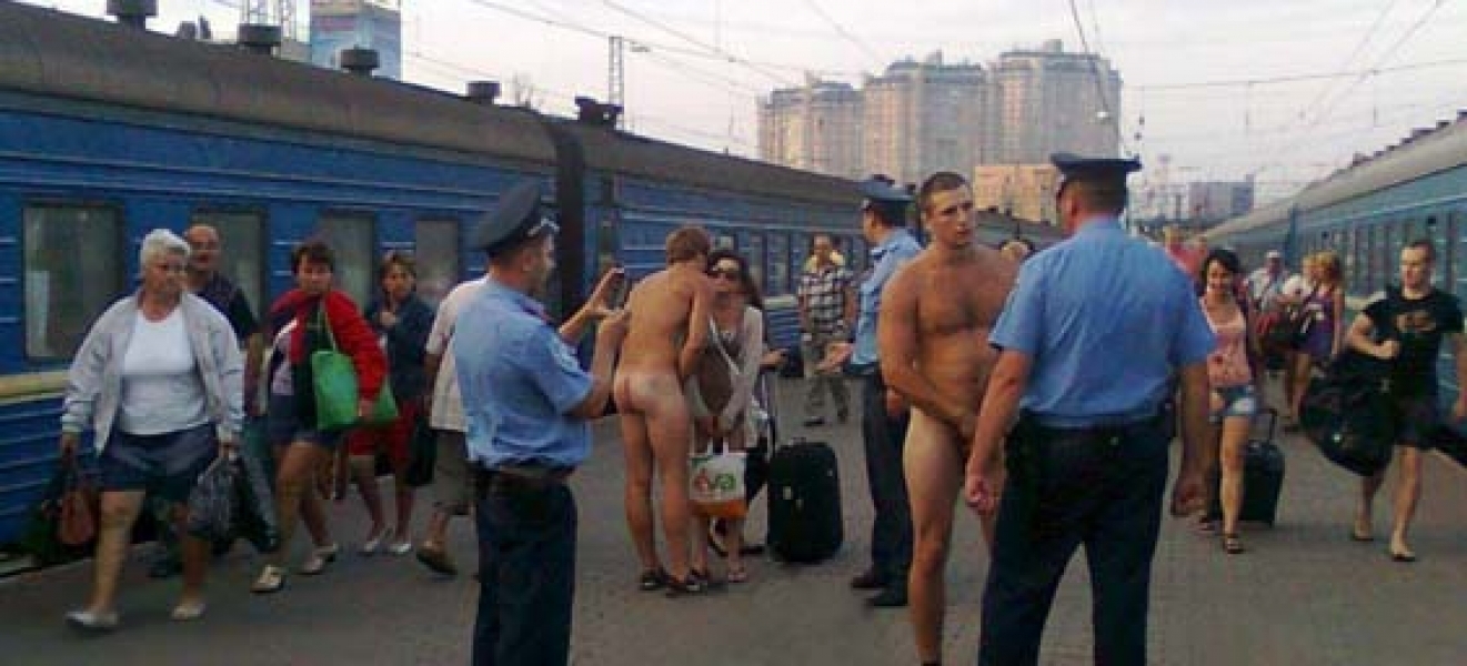 Двое абсолютно голых мужчин вызвали переполох на Одесском ж/д вокзале (фото)