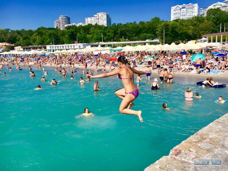 Толпы отдыхающих заполонили пляжи Одессы, мест практически не осталось (фото)