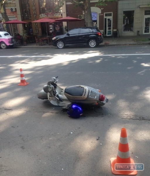 Автомобиль сбил 17-летнего мопедиста в Одессе и скрылся (фото)