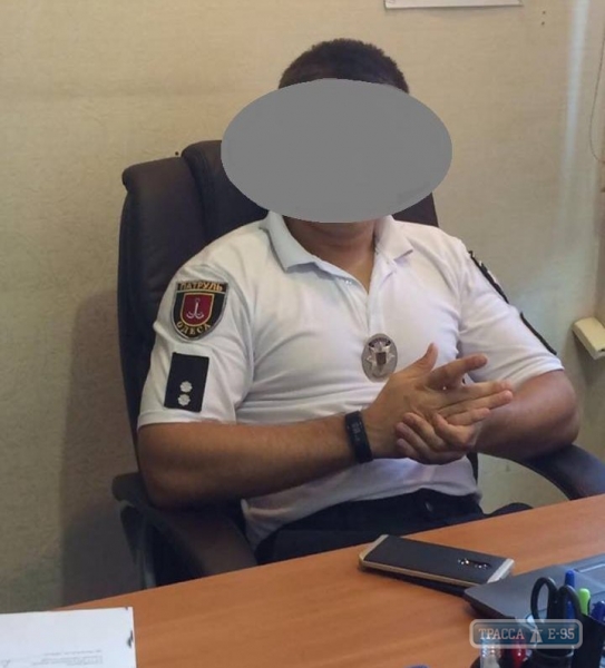 Инспектор патрульной полиции попался на взятке в Одессе: требовал 200 долларов (фото)