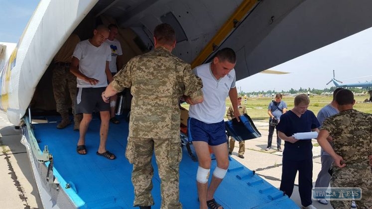 В Одессу доставили 14 раненых бойцов АТО, двое – в реанимации 