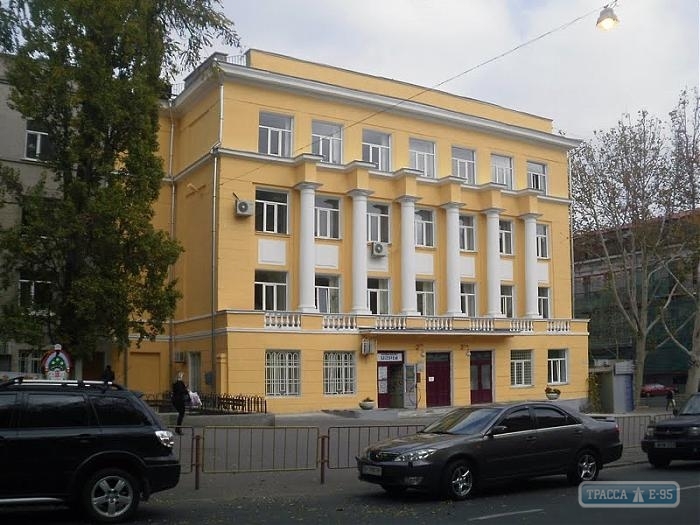 Полиция ищет взрывчатку в школе в центре Одессы