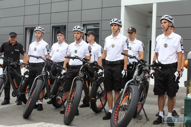 Одесские полицейские в летний сезон пересели на велосипеды