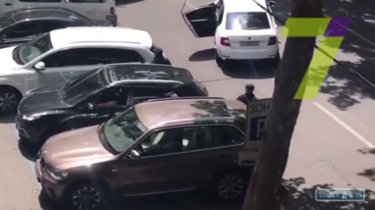 Грабители в масках сред бела дня ограбили человека возле банка в центре Одессы (видео)