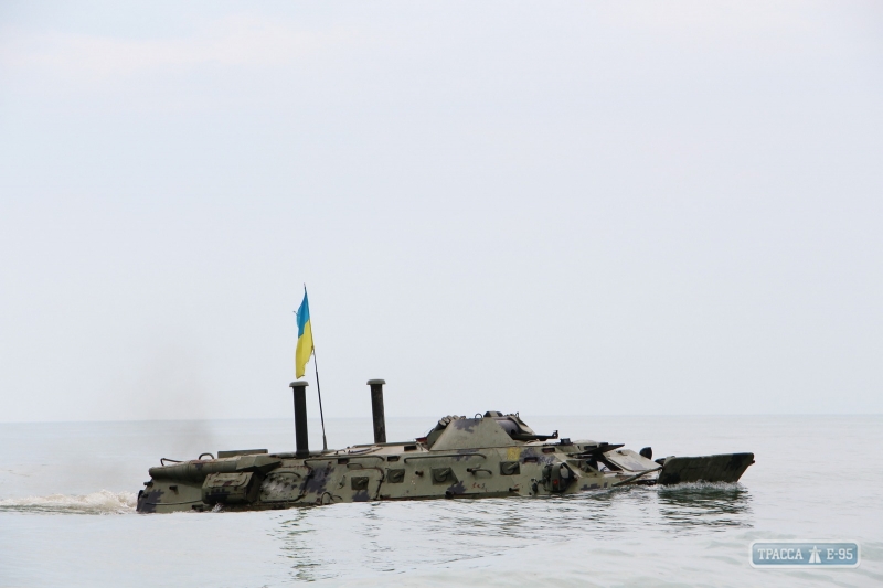 Одесские курсанты отрабатывают на Черноморском побережье вождение боевых машин на плаву (фото)