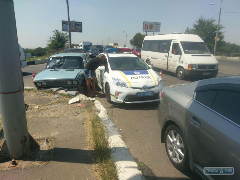 ВАЗ на скорости врезался в автомобиль патрульных в Одессе. Водитель был пьян (фото)