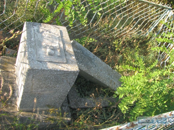 Неизвестные повредили надгробья на одном из кладбищ в Саратском районе Одесской области